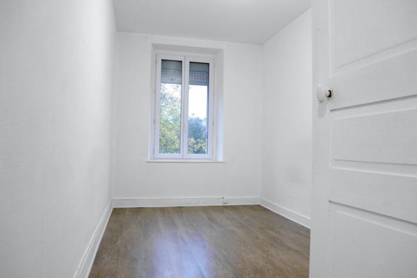 GRANDE MAISON INDIVIDUELLE AVEC DEPENDANCE ET JARDIN