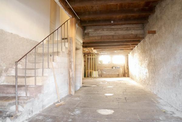 GRANDE MAISON INDIVIDUELLE AVEC DEPENDANCE ET JARDIN