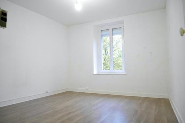 GRANDE MAISON INDIVIDUELLE AVEC DEPENDANCE ET JARDIN