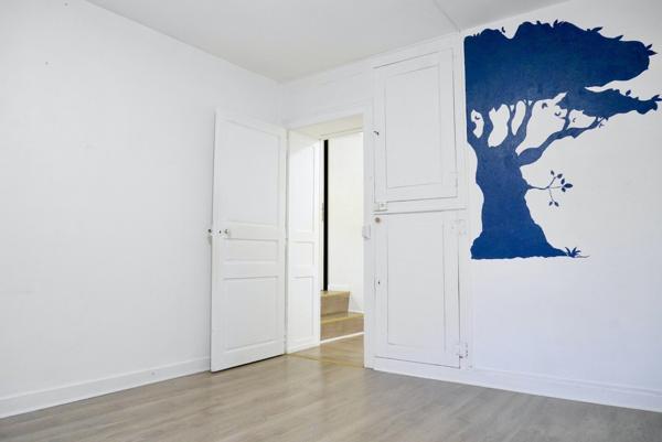 GRANDE MAISON INDIVIDUELLE AVEC DEPENDANCE ET JARDIN