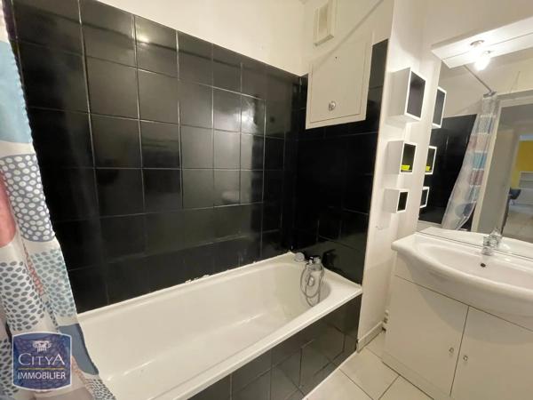 Appartement à louer 2 pièces 53.77m² Gond-Pontouvre (16160)