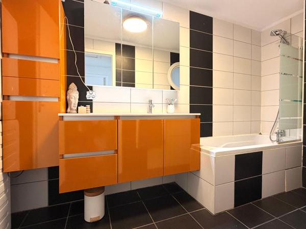 Mixte parfait entre appartement et maison pour ce duplex de 82 m2 avec terrasse et garage