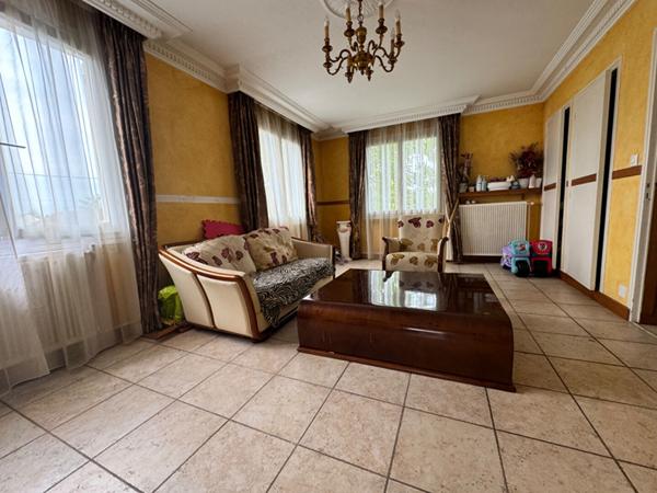 Maison - 10 pièces - 218 m²