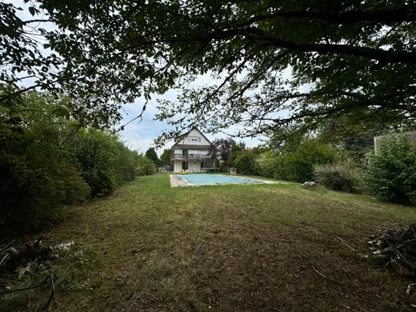 Maison - 10 pièces - 218 m²