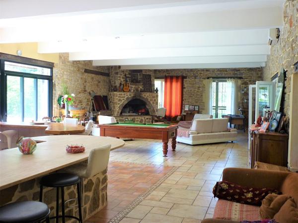 La Grand-Combe (30110) Incroyable demeure en pierre du 19eme de 700 m² habitables en partie rénové sur 1,5 hectares constructibles.