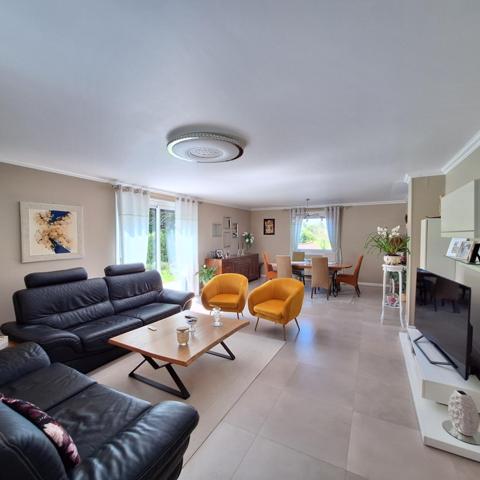 Propriété de 172m2 avec jardin, piscine creusée et vue dégagée.