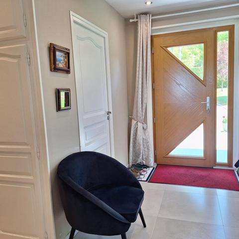 Propriété de 172m2 avec jardin, piscine creusée et vue dégagée.