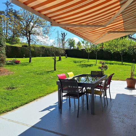 Propriété de 172m2 avec jardin, piscine creusée et vue dégagée.