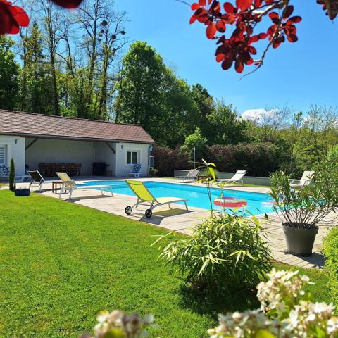 Propriété de 172m2 avec jardin, piscine creusée et vue dégagée.