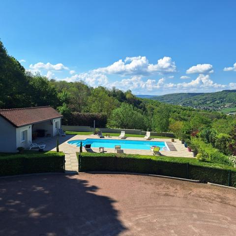 Propriété de 172m2 avec jardin, piscine creusée et vue dégagée.