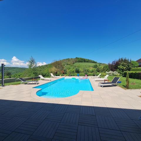Propriété de 172m2 avec jardin, piscine creusée et vue dégagée.