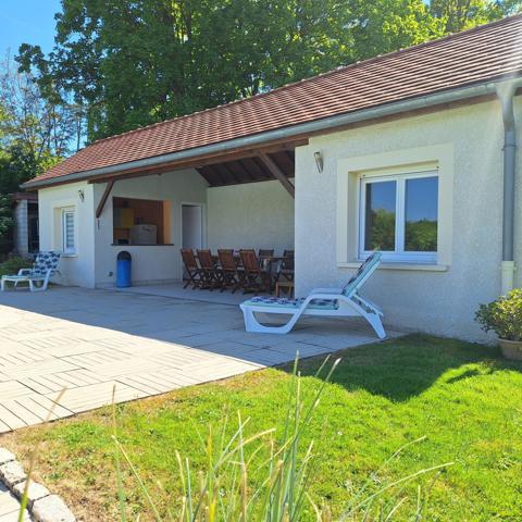 Propriété de 172m2 avec jardin, piscine creusée et vue dégagée.