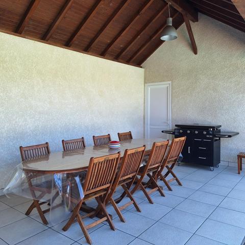 Propriété de 172m2 avec jardin, piscine creusée et vue dégagée.