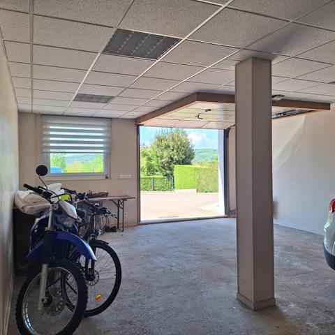 Propriété de 172m2 avec jardin, piscine creusée et vue dégagée.