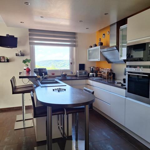 Propriété de 172m2 avec jardin, piscine creusée et vue dégagée.