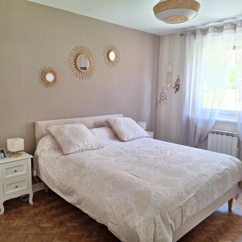 Propriété de 172m2 avec jardin, piscine creusée et vue dégagée.