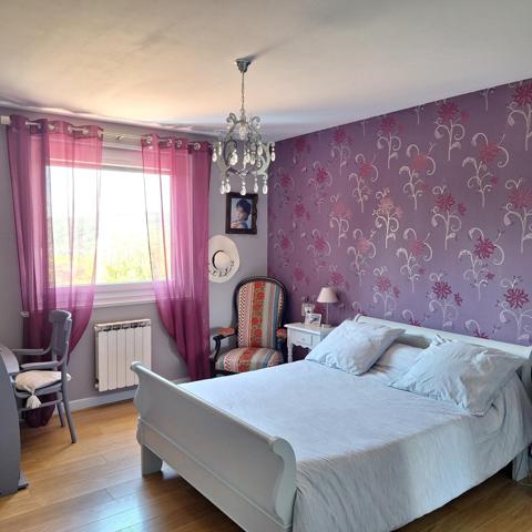 Propriété de 172m2 avec jardin, piscine creusée et vue dégagée.