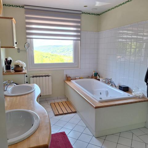 Propriété de 172m2 avec jardin, piscine creusée et vue dégagée.