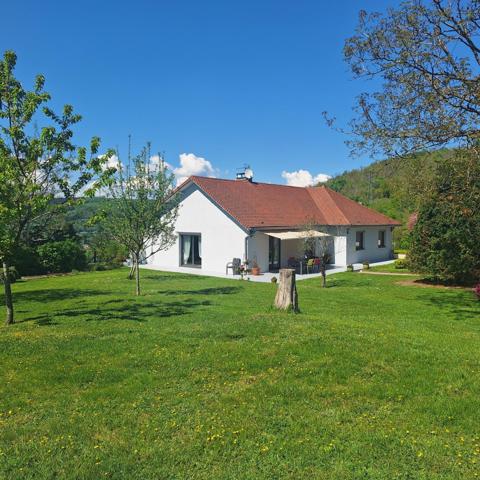Propriété de 172m2 avec jardin, piscine creusée et vue dégagée.