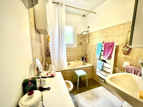 Pavillon sans travaux, fabrication artisanale dans un écrin de verdure.