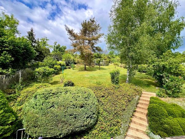 Pavillon sans travaux, fabrication artisanale dans un écrin de verdure.