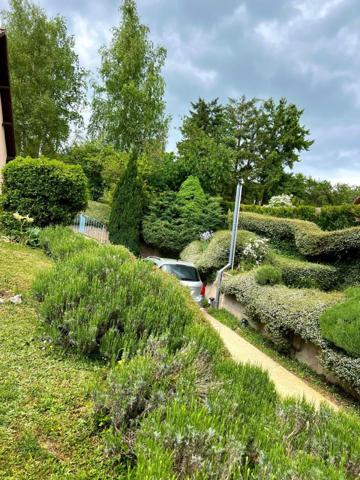 Pavillon sans travaux, fabrication artisanale dans un écrin de verdure.