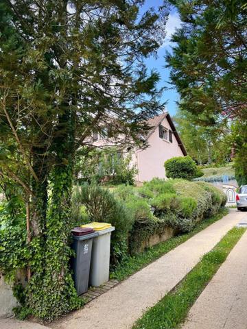 Pavillon sans travaux, fabrication artisanale dans un écrin de verdure.