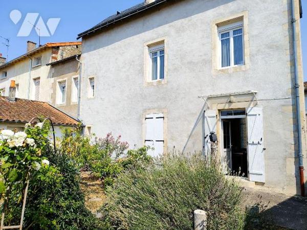 Au coeur du centre ville, Belle maison de ville offrant: Au rez de chaussée: une entrée, un sal...