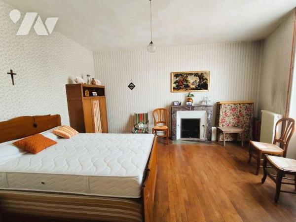 Au coeur du centre ville, Belle maison de ville offrant: Au rez de chaussée: une entrée, un sal...