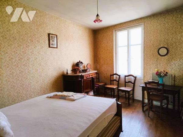 Au coeur du centre ville, Belle maison de ville offrant: Au rez de chaussée: une entrée, un sal...