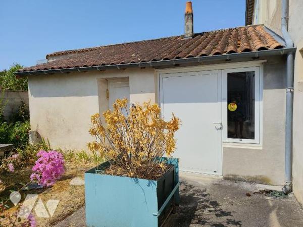 Au coeur du centre ville, Belle maison de ville offrant: Au rez de chaussée: une entrée, un sal...