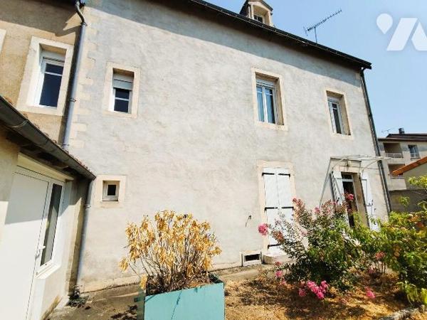 Au coeur du centre ville, Belle maison de ville offrant: Au rez de chaussée: une entrée, un sal...