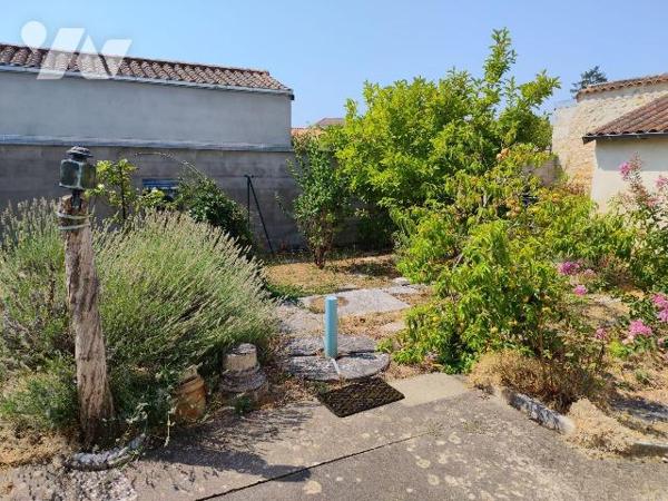 Au coeur du centre ville, Belle maison de ville offrant: Au rez de chaussée: une entrée, un sal...