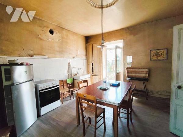Au coeur du centre ville, Belle maison de ville offrant: Au rez de chaussée: une entrée, un sal...