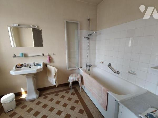 Au coeur du centre ville, Belle maison de ville offrant: Au rez de chaussée: une entrée, un sal...
