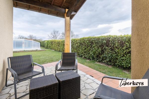 villa traditionnelle  avec Piscine