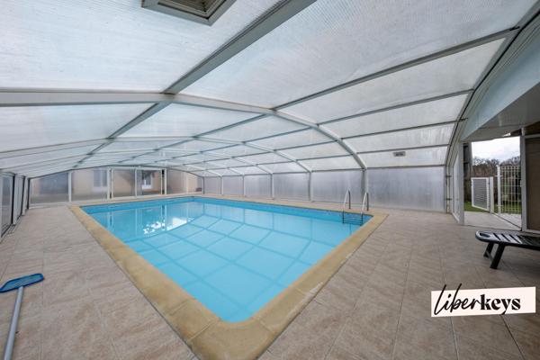 villa traditionnelle  avec Piscine