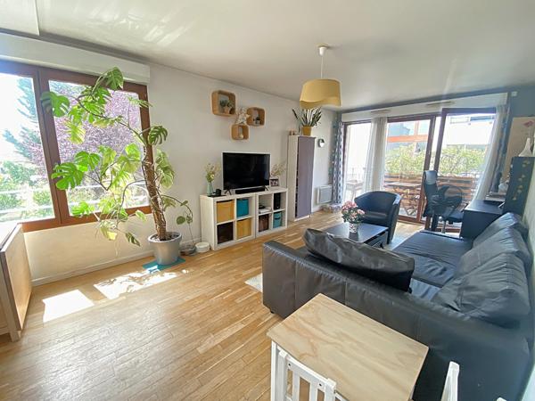 Calme, lumière et élégance à deux pas de la gare