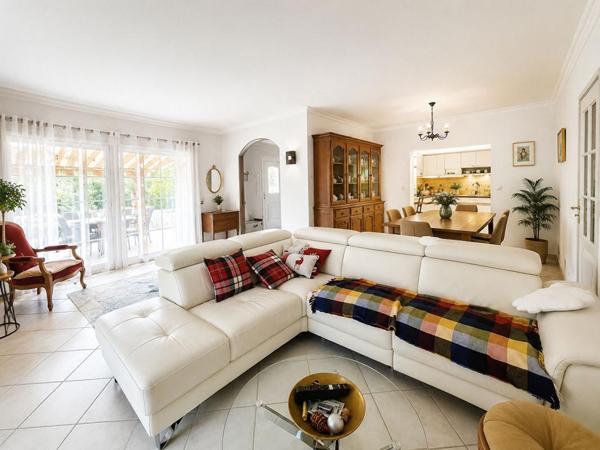 DIGNE-LES-BAINS  MAISON FAMILIALE 4 PIÈCES  117 m² ET SON VASTE GARAGE 55 m² m² AVEC VUE DÉGAGÉE SUR LES HAUTEURS 339 000