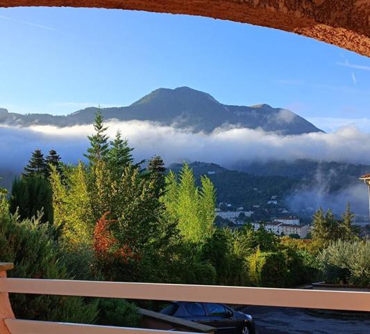 DIGNE-LES-BAINS  MAISON FAMILIALE 4 PIÈCES  117 m² ET SON VASTE GARAGE 55 m² m² AVEC VUE DÉGAGÉE SUR LES HAUTEURS 339 000