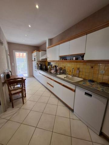 DIGNE-LES-BAINS  MAISON FAMILIALE 4 PIÈCES  117 m² ET SON VASTE GARAGE 55 m² m² AVEC VUE DÉGAGÉE SUR LES HAUTEURS 339 000
