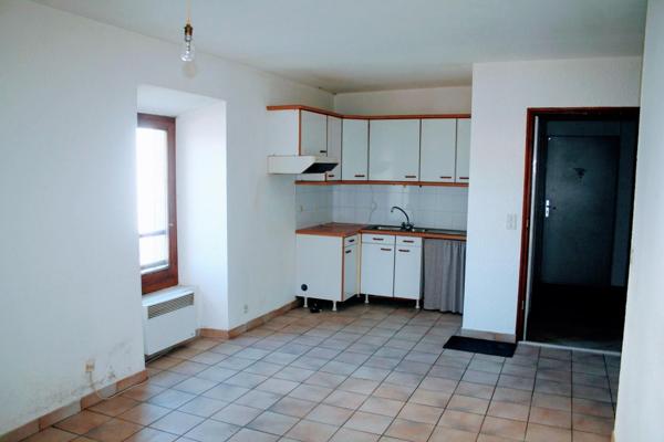 T3 au 1er étage – Centre village, proche frontière, bon état général