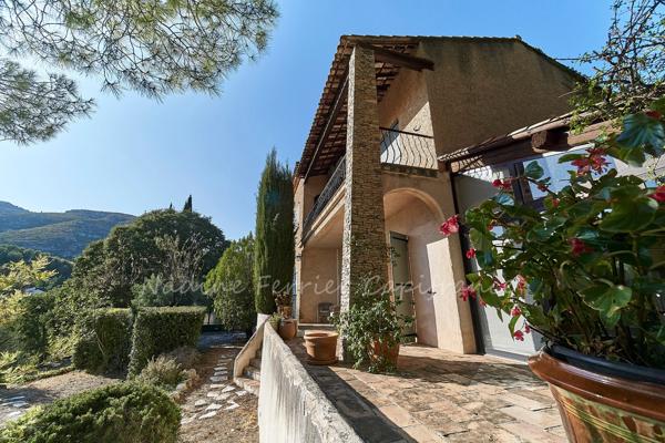 LASCOURS – MAISON FAMILIALE AVEC PISCINE, JARDIN EN RESTANQUES ET UNE VUE OMNIPRÉSENTE SUR LE GARLABAN