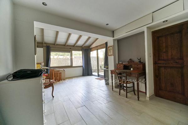 LASCOURS – MAISON FAMILIALE AVEC PISCINE, JARDIN EN RESTANQUES ET UNE VUE OMNIPRÉSENTE SUR LE GARLABAN