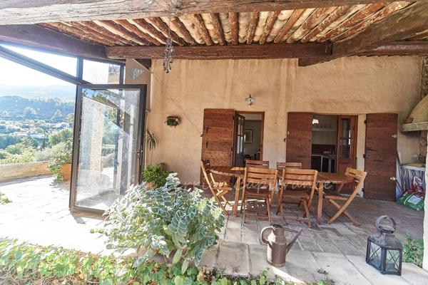 LASCOURS – MAISON FAMILIALE AVEC PISCINE, JARDIN EN RESTANQUES ET UNE VUE OMNIPRÉSENTE SUR LE GARLABAN