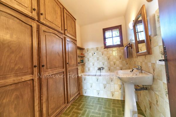 LASCOURS – MAISON FAMILIALE AVEC PISCINE, JARDIN EN RESTANQUES ET UNE VUE OMNIPRÉSENTE SUR LE GARLABAN