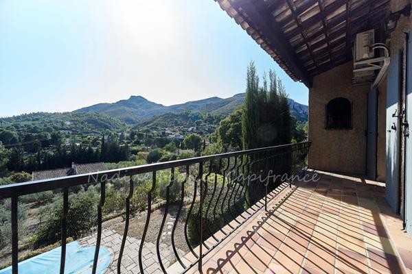 LASCOURS – MAISON FAMILIALE AVEC PISCINE, JARDIN EN RESTANQUES ET UNE VUE OMNIPRÉSENTE SUR LE GARLABAN