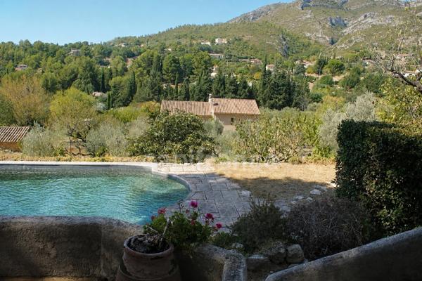 LASCOURS – MAISON FAMILIALE AVEC PISCINE, JARDIN EN RESTANQUES ET UNE VUE OMNIPRÉSENTE SUR LE GARLABAN