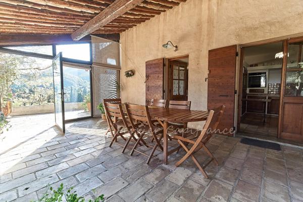 LASCOURS – MAISON FAMILIALE AVEC PISCINE, JARDIN EN RESTANQUES ET UNE VUE OMNIPRÉSENTE SUR LE GARLABAN