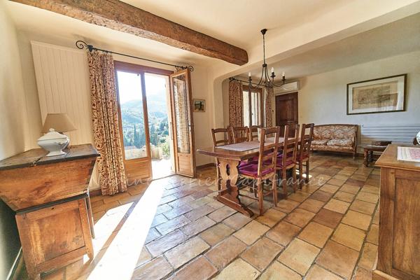 LASCOURS – MAISON FAMILIALE AVEC PISCINE, JARDIN EN RESTANQUES ET UNE VUE OMNIPRÉSENTE SUR LE GARLABAN